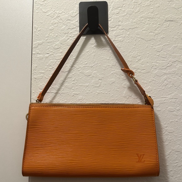 AUTHENTIC Louis Vuitton Epi Leather Pochette Accessoires – Orange – Vintage - Picture 1 of 9